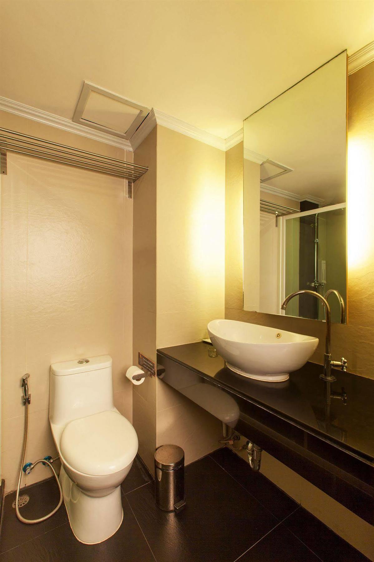 Q Hotel Bangkok Kültér fotó